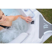 Whirlpool Outdoor 6 Personen winterfest Reluxis Kilimanjaro Life Wellis Garten kaufen Preis Detailbild mit Frau in Bedienung