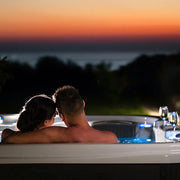 Whirlpool Outdoor 6 Personen winterfest Reluxis Lugano Life Wellis Garten kaufen viereckig freistehend Detailbild 2 Personen nachts drin