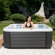 Whirlpool Outdoor 6 Personen winterfest Reluxis Lugano Life Wellis Garten kaufen viereckig freistehend Frau drin
