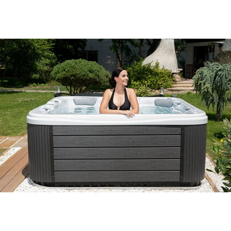 Whirlpool Outdoor 6 Personen winterfest Reluxis Lugano Life Wellis Garten kaufen viereckig freistehend eine Frau drin