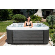 Whirlpool Outdoor 6 Personen winterfest Reluxis Lugano Life Wellis Garten kaufen viereckig freistehend eine Frau drin