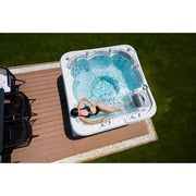 Whirlpool Outdoor 6 Personen winterfest Reluxis Lugano Life Wellis für den Garten kaufen viereckig freistehend Draufsicht Frau drin