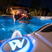 Whirlpool Outdoor 6 Personen winterfest Reluxis Lugano Life Wellis Garten kaufen viereckig freistehend Detailbild 2 Personen nachts drin