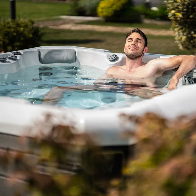 Whirlpool 6 Personen winterfest Outdoor Reluxis Malaga Life Wellis für den Garten kaufen viereckig Detailbild Mann drin