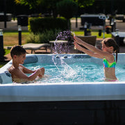 Whirlpool 6 Personen winterfest Outdoor Reluxis Malaga Life Wellis für den Garten kaufen viereckig Detailbild 2 Kinder drin