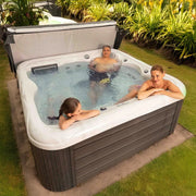 Whirlpool Outdoor 6 Personen winterfest Reluxis Venus Wellis für den Garten kaufen quadratisch 3 Personen drin mit Cover Lifter Abdeckungsheber für Thermoabdeckung