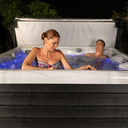 Whirlpool Outdoor 6 Personen winterfest Reluxis Venus Wellis für den Garten kaufen quadratisch 2 Persnen drin