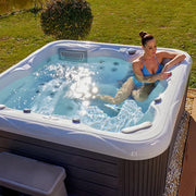 Whirlpool Outdoor 6 Personen winterfest Reluxis Venus Wellis für den Garten kaufen quadratisch Frau drin
