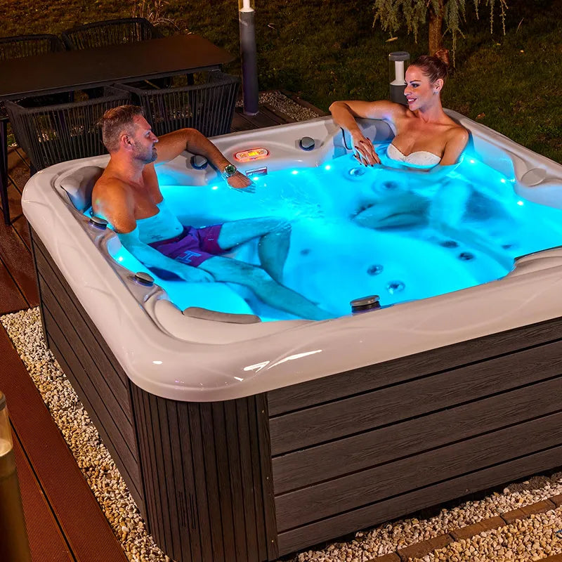Whirlpool Outdoor 6 Personen winterfest Reluxis Venus Wellis für den Garten kaufen quadratisch 2 Personen drin beleuchtet