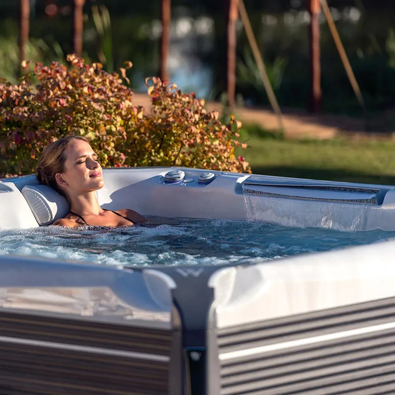 Whirlpool Outdoor winterfest für 2 4 5 Personen Reluxis Everest Life Wellis Garten Preis kaufen Detailbild mit Fau