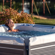 Whirlpool Outdoor winterfest für 2 4 5 Personen Reluxis Everest Life Wellis Garten Preis kaufen Detailbild mit Fau