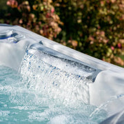Whirlpool Outdoor winterfest für 2 4 5 Personen Reluxis Everest Life Wellis Garten Preis kaufen Detailbild Wasserfall