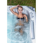 Whirlpool Outdoor winterfest für 2 4 5 Personen Reluxis Everest Life Wellis Garten Preis kaufen Detailbild mit Frau