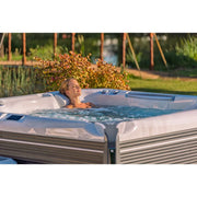 Whirlpool Outdoor winterfest für 2 4 5 Personen Reluxis Everest Life Wellis Garten Preis kaufen Detailbild mit Frau