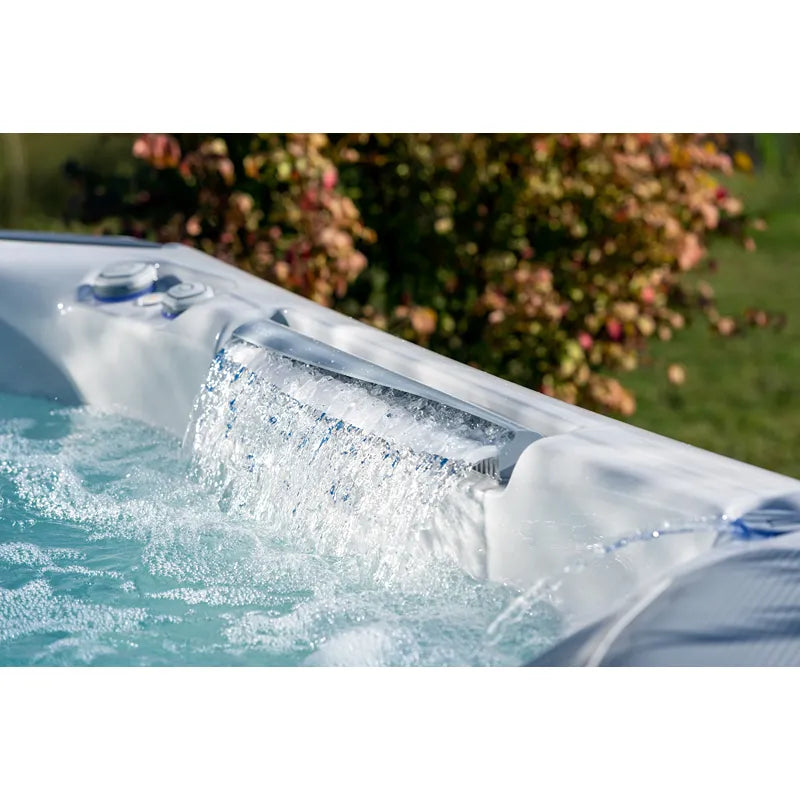 Whirlpool Outdoor winterfest für 2 4 5 Personen Reluxis Everest Life Wellis Garten Preis kaufen Detailbild Wasserfall