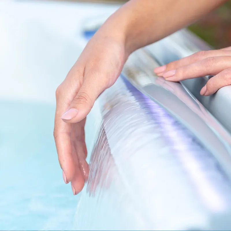 Whirlpool Outdoor winterfest für 2 4 5 Personen Reluxis Everest Life Wellis Garten Preis kaufen Detailbild Hand in Wasser