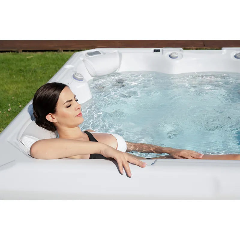 Whirlpool Outdoor Garten 2 4 6 Personen winterfest kaufen ganzjährig Preis Wellis Makalu Detailbild mit Frau