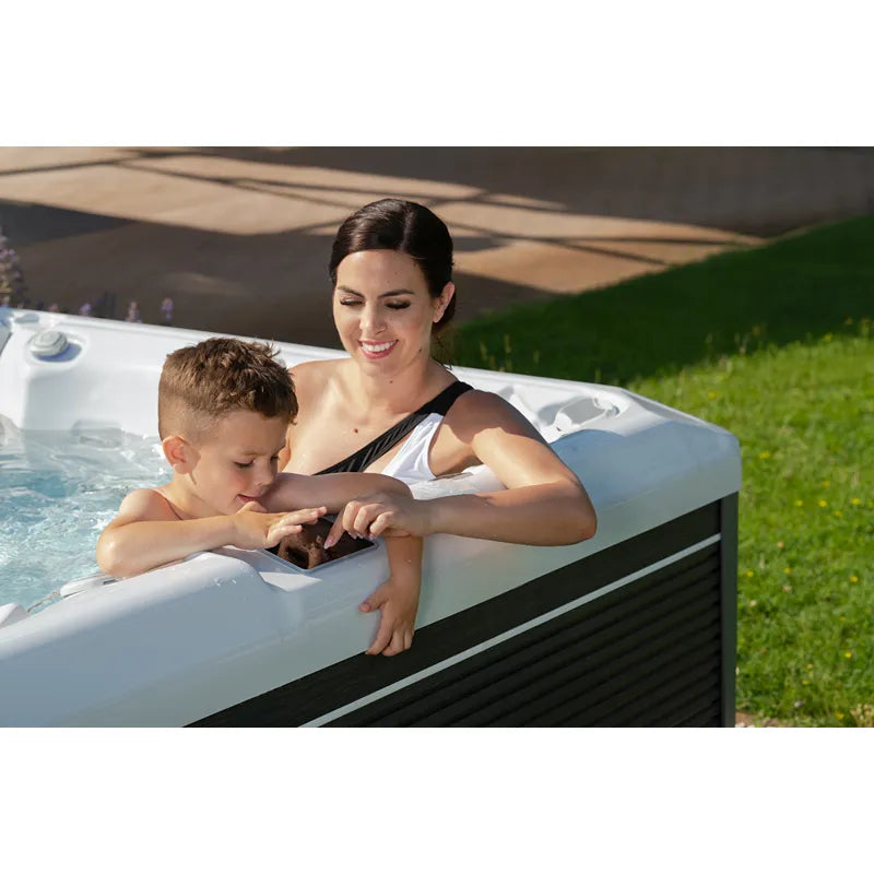 Whirlpool Outdoor Garten 2 4 6 Personen winterfest kaufen ganzjährig Preis Wellis Makalu Detailbild mit 2 Personn drin